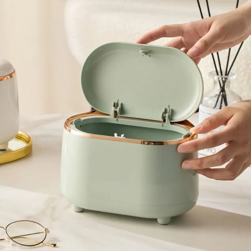Mini Poubelle, compact trash can with sleek design for home or office.