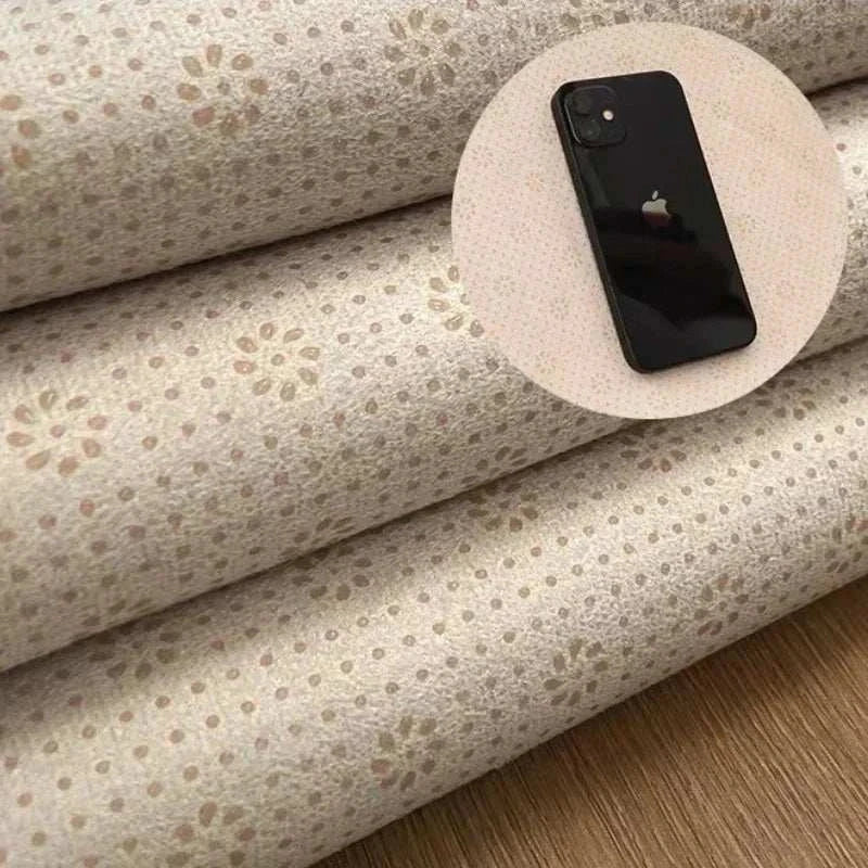 Round Wynter rug with floral pattern and soft texture, enhancing elegance and comfort in living spaces.